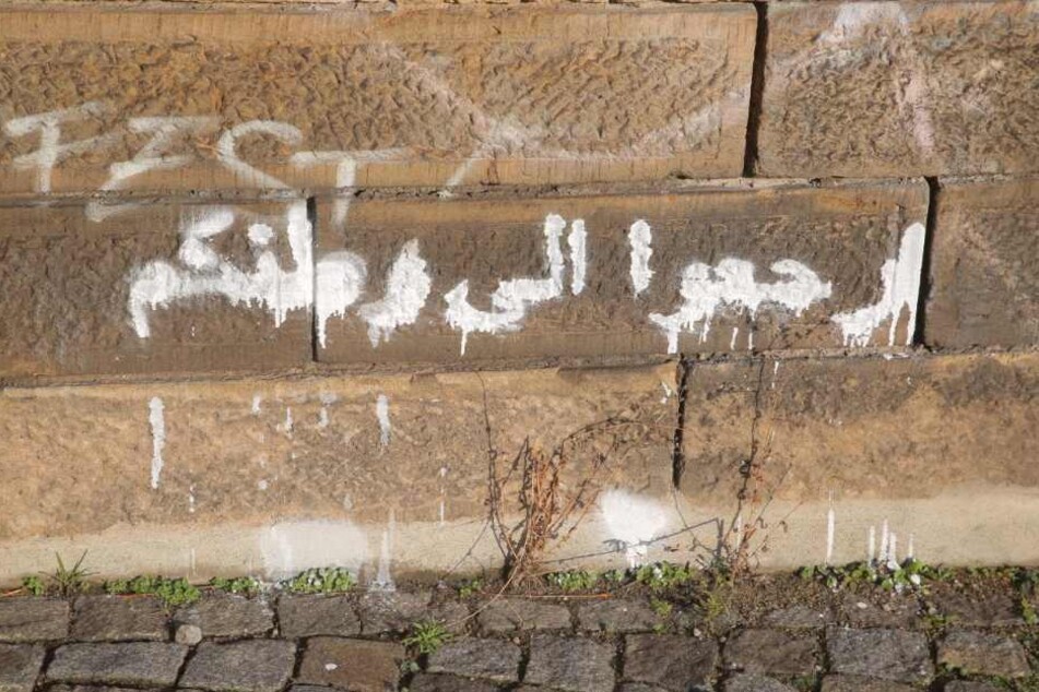 Diese arabischen Schriftzeichen wurden an verschiedenen Orten in Dresden entdeckt.