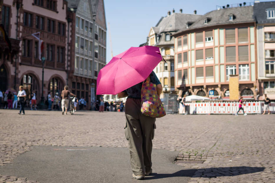 Mit Sonnenschutz unterwegs. Hessen sollten am Donnerstag die Sonne meiden.