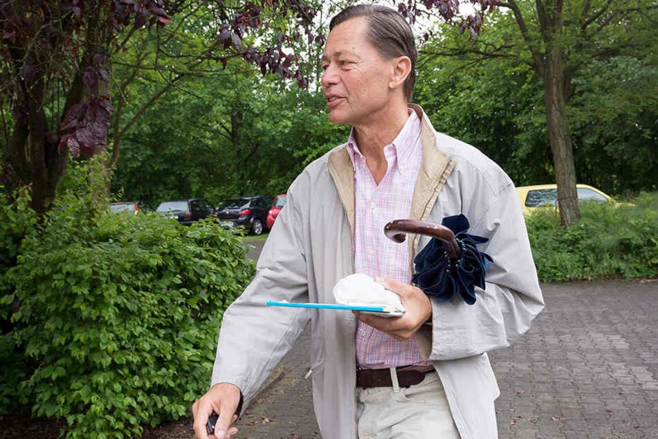 Freigänger Middelhoff geht seinem Haftantritt in Bethel zur Arbeit.