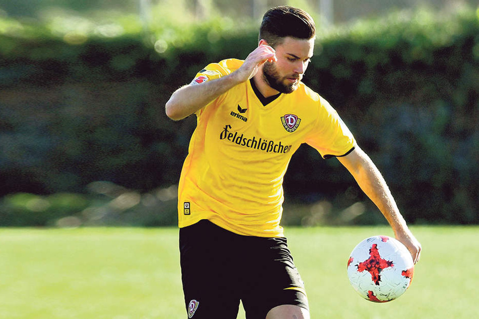 Niklas Kreuzer
am Ball. Der Dynamo-Verteidiger
hat gute Karten,
beim Sachsendery in
Aue wieder in
der Start-Elf der
Schwarz-Gelben
zu stehen.
