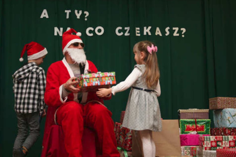 Für die Bescherung, die Anfang Dezember stattfindet, ziehen sich die Kinder besonders festlich an.
