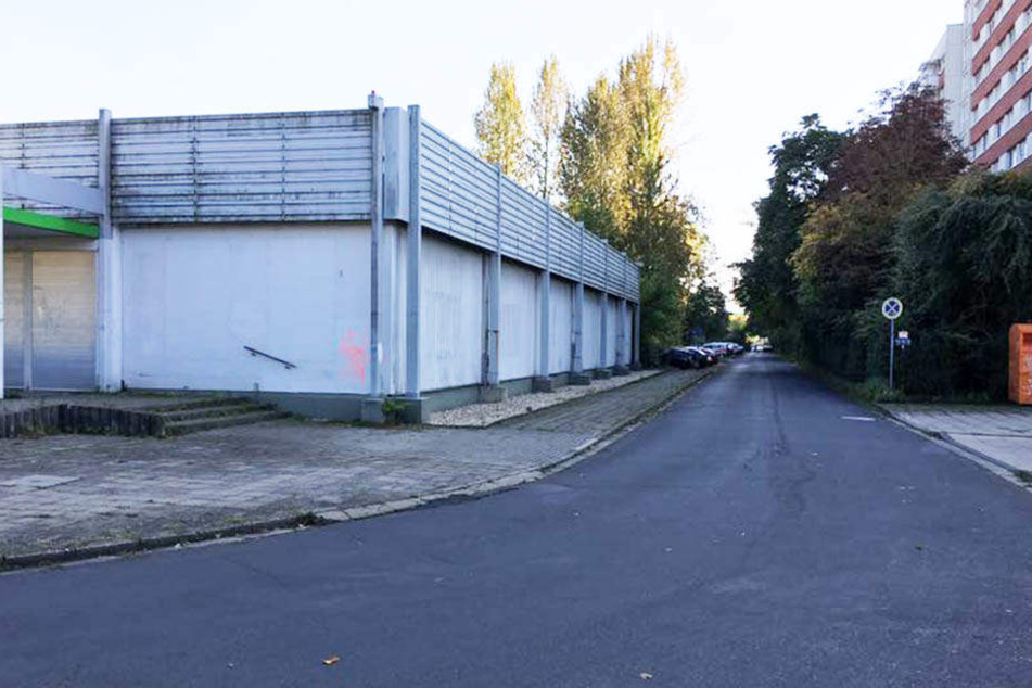 Die leerstehende Kaufhalle in der Lene-Voigt-Straße 1 ist nur wenige Meter vom Wohnblock entfernt. Hier kauften die Rentnerinnen bis zuletzt ein.