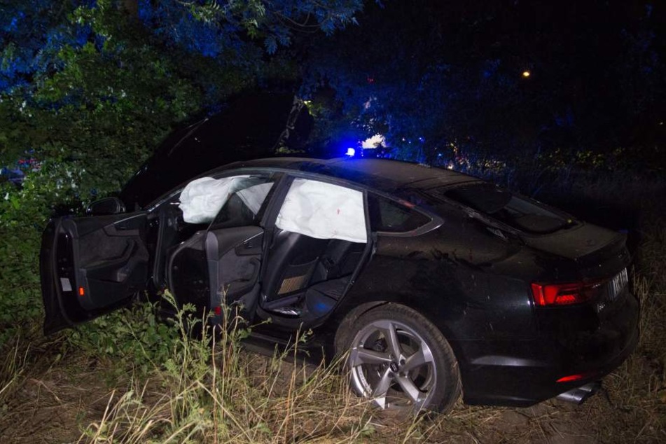 Bei Eintreffen der ersten Einsatzkräfte hatten die Fahrzeuginsassen das zerstörte Fahrzeug bereits selbstständig verlassen.