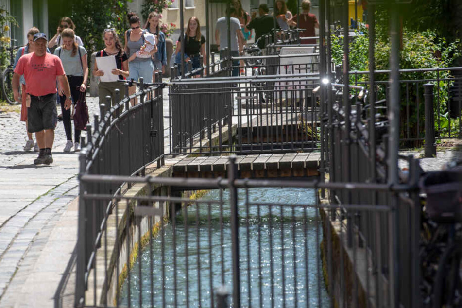 Kleine Brücken spannen sich über einen Kanal in Augsburg.