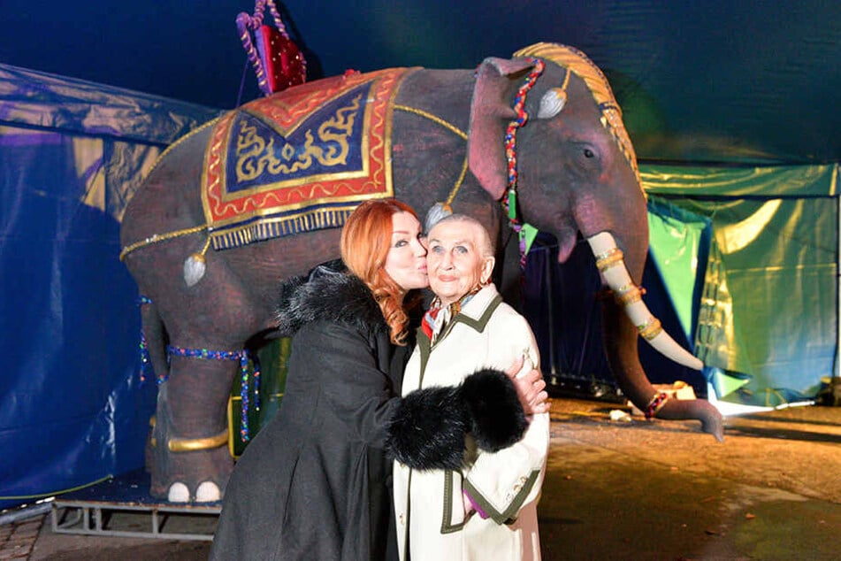Zora Schwarz übergibt mit einem Kuss Circus-Prinzipalin Sonja Müller Milano (94, r.) ihren Varieté-Elefanten.