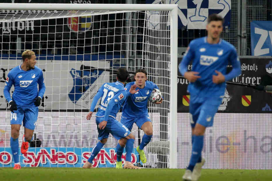 Hoffenheim jubelt über den Anschlusstreffer gegen die Bayern durch Nico Schulz (M).