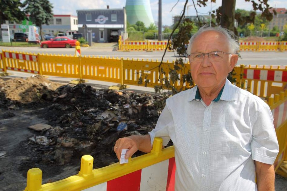 Manfred Bräuer (82) am Blindgänger-Fundort an der Löbtauer Straße. Wenige Meter davon entfernt wurde der Dresdner 73 Jahre zuvor ausgebombt.