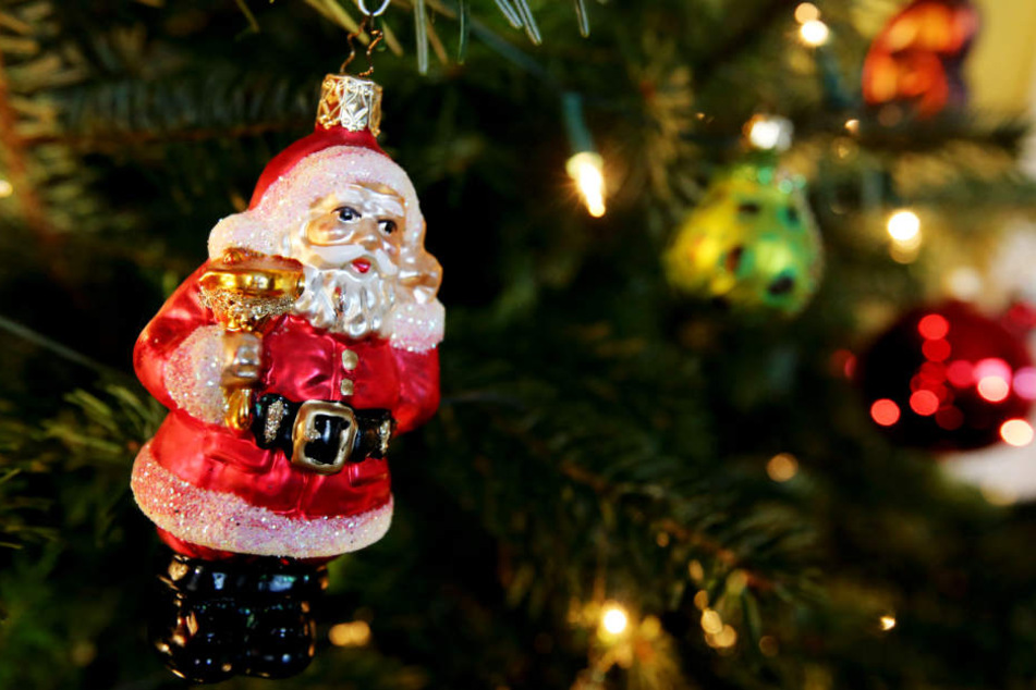 Die Weihnachtsmärkte sind bunt geschmückt.