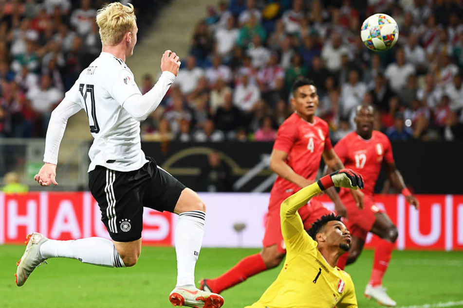 Julian Brandt (l.) überlupft Perus guten Torhüter Pedro Gallese (vorne) zum zwischenzeitlichen 1:1-Ausgleich für das DFB-Team.