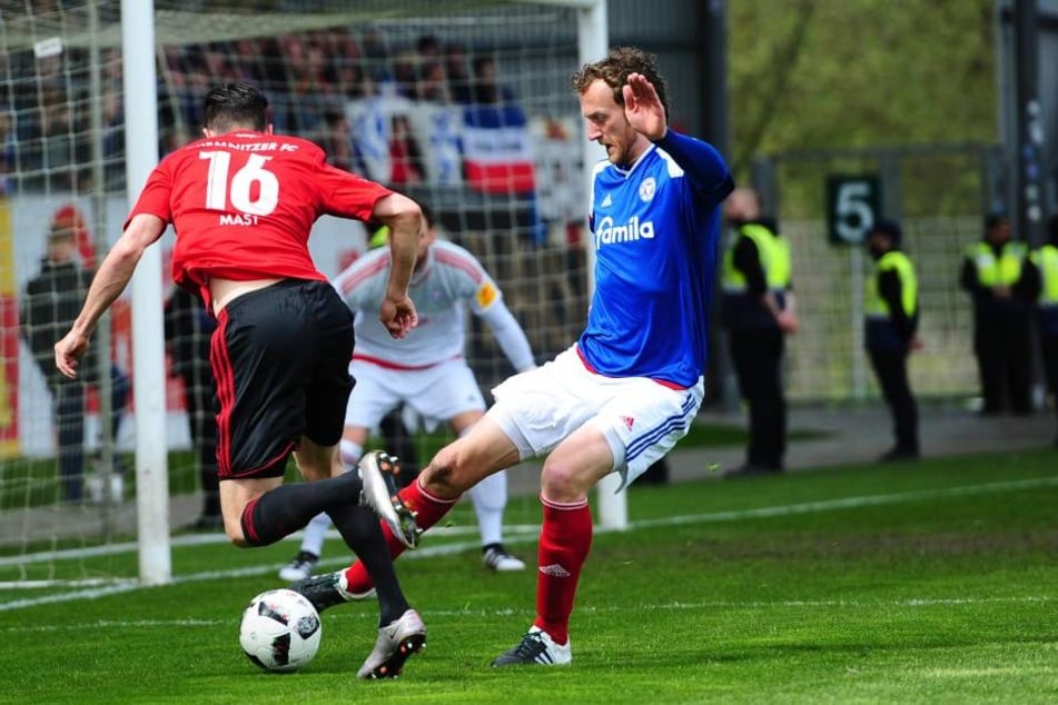 Dennis Mast (l., CFC) und Dominic Peitz (Holstein Kiel, r.) kämpfen um den Ball.