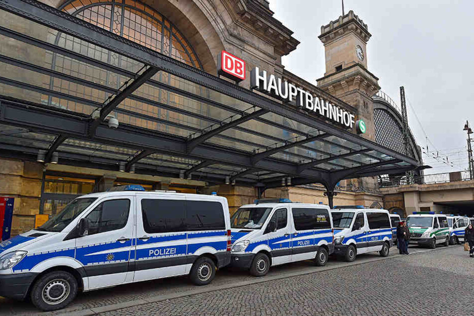 Die Polizei konnte die beiden Gruppen voneinander trennen. (Archivbild).