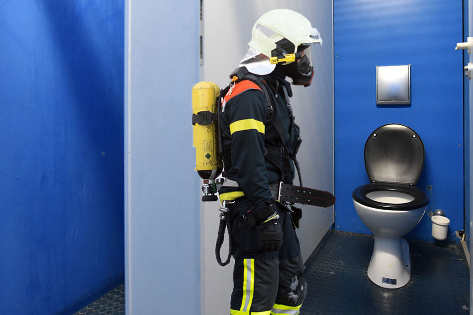 Die Feuerwehr untersucht derzeit die Flüssigkeit auf dem Schulklo. (Symbolbild)