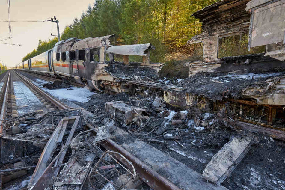 Der ICE hatte Feuergefangen und war teilweise ausgebrannt.