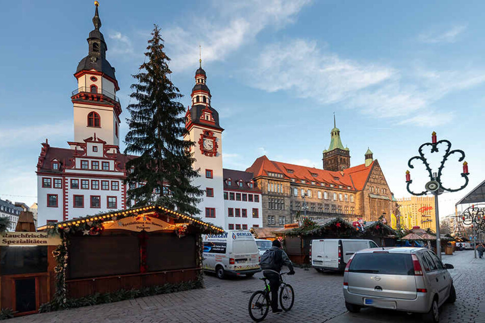 Schlussspurt beim Buden-Aufbau: Der Chemnitzer Weihnachtsmarkt öffnet heute 16 Uhr.