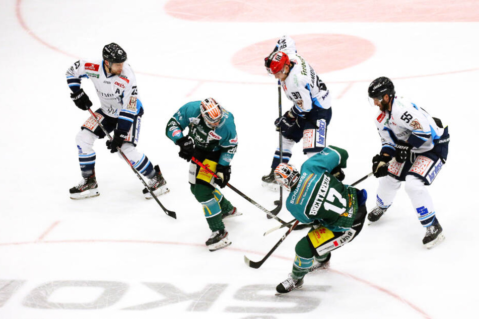 Perfekt gemacht! Die Eislöwen Alexander Doltzer (l.) Mario Lamoureux (hint.) und Petr Pohl (r.) störten die Steelers früh beim Spielaufbau.