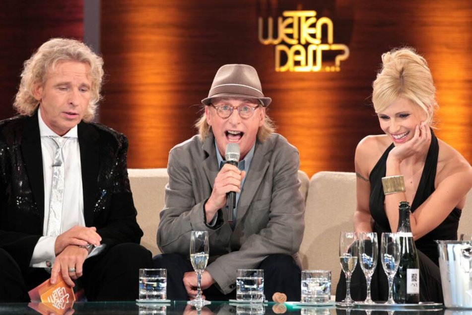 Die Moderatoren Thomas Gottschalk (links) und Michelle Hunziker sitzen in der ZDF-Show "Wetten, dass..?" neben Komiker Otto Waalkes.