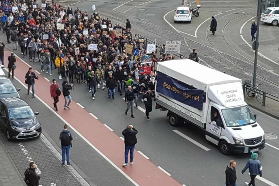 Der Protestzug gegen den geplanten Artikel 13 am Kölner Neumarkt.