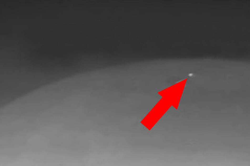 In einem Video sieht man, wie der Meteorit in den Mond einschlagen.
