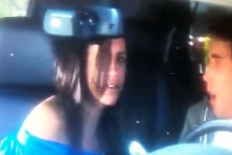 Ertappt! Meghan in einer peinlichen Szene hinterm Steuer - aber alles nur gespielt.
