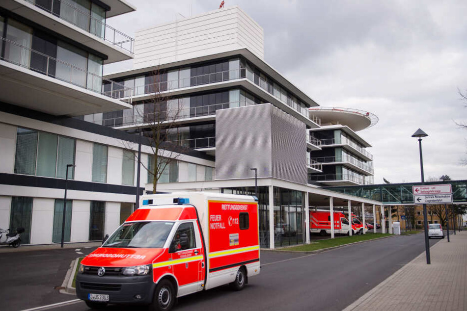 Ein Rettungswagen fährt an der Zentralen Notaufnahme der Uniklinik Düsseldorf vorbei.