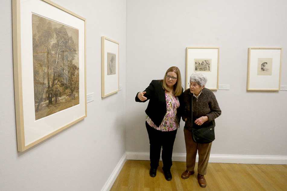 Carol Heumann-Snider (l.) und Ulrike Hanley (Tochter und Schwester Thomas Heumanns) in den Kunstsammlungen.