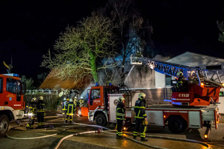 Bei dem Brand des Sierksdorfer Bananenmuseum waren rund 120 Feuerwehrmänner im Einsatz.