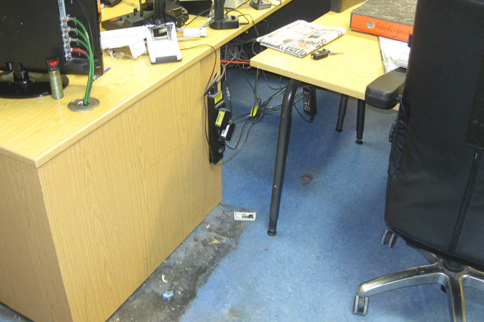 Auch das Büro der Beamten wurde in Mitleidenschaft gezogen.