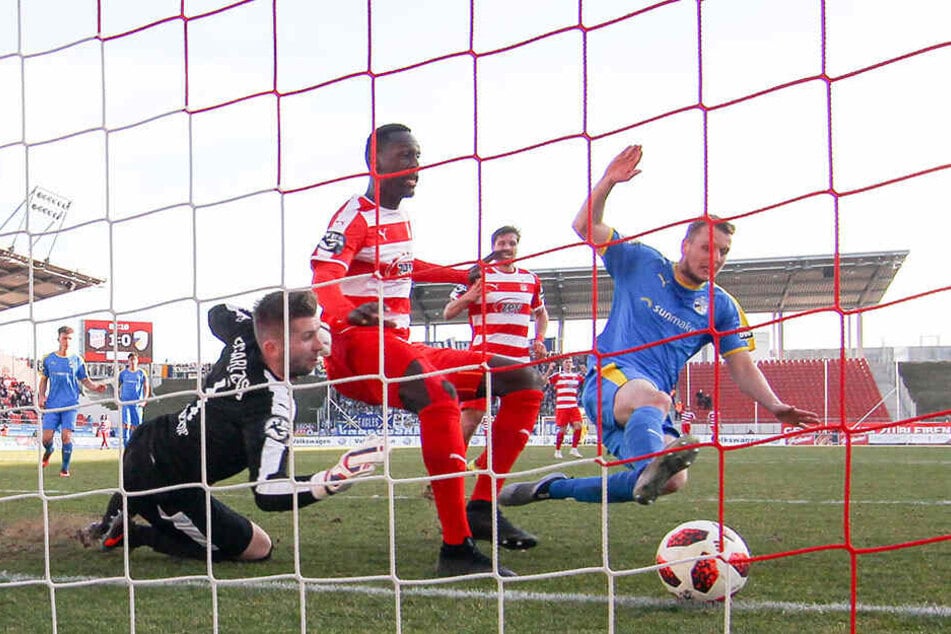 Mit seinem zweiten Saisontreffer schoss Tarsis Bonga (2.v.r.) den FSV in der Vorwoche zum 2:0-Sieg über Carl Zeiss Jena.