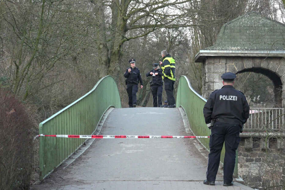 Die Polizei sperrte das Gebiet um die Brücke herum weiträumig ab.