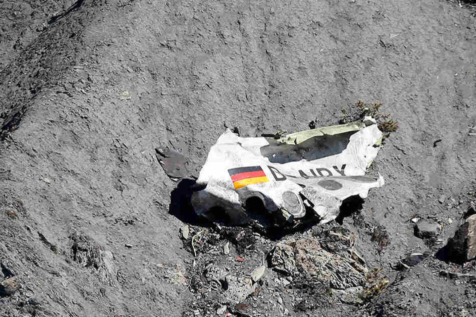 Trümmer der Germanwings-Maschine A320 liegen am 26.03.2015 an der Absturzstelle in der Nähe von Le Vernet in den französischen Alpen.