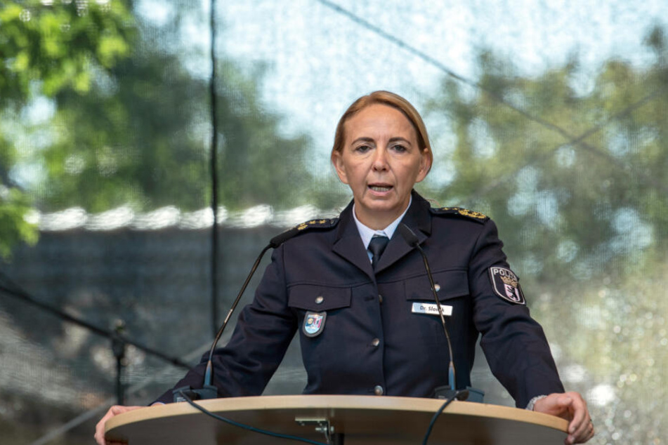 Polizeipräsidentin Barbara Slowik spricht zu den Besuchern des Tags der offenen Tür der Berliner Polizei. (Archivbild)