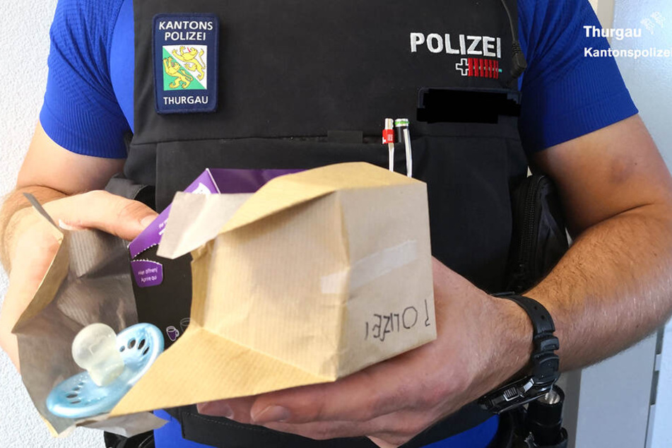 Die Kantonspolizei Thurgau bekam den Schnuller im Tausch gegen ein kleines Geschenk.