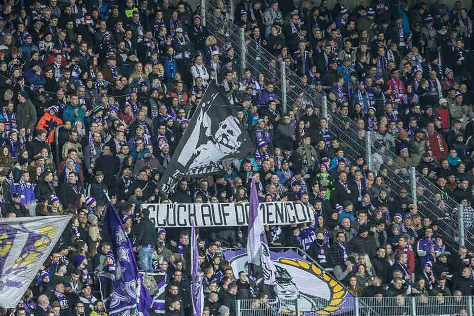 Von den Auer Fans bekommt der neue Trainer Domenico Tedesco Unterstützung - das soll noch möglichst lange so bleiben.