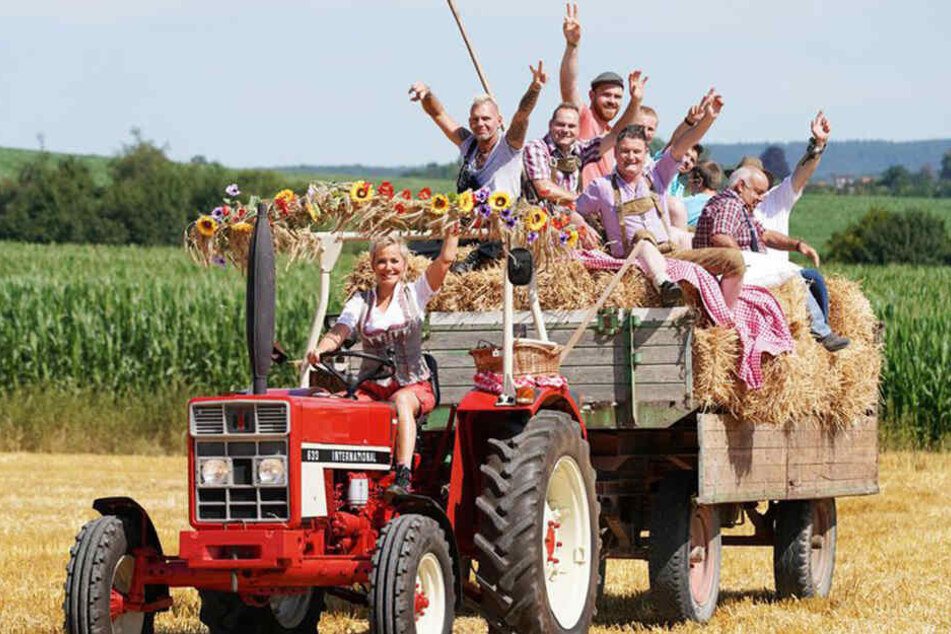 Inka Bause holt die neuen Bauern höchstpersönlich mit dem Traktor ab!