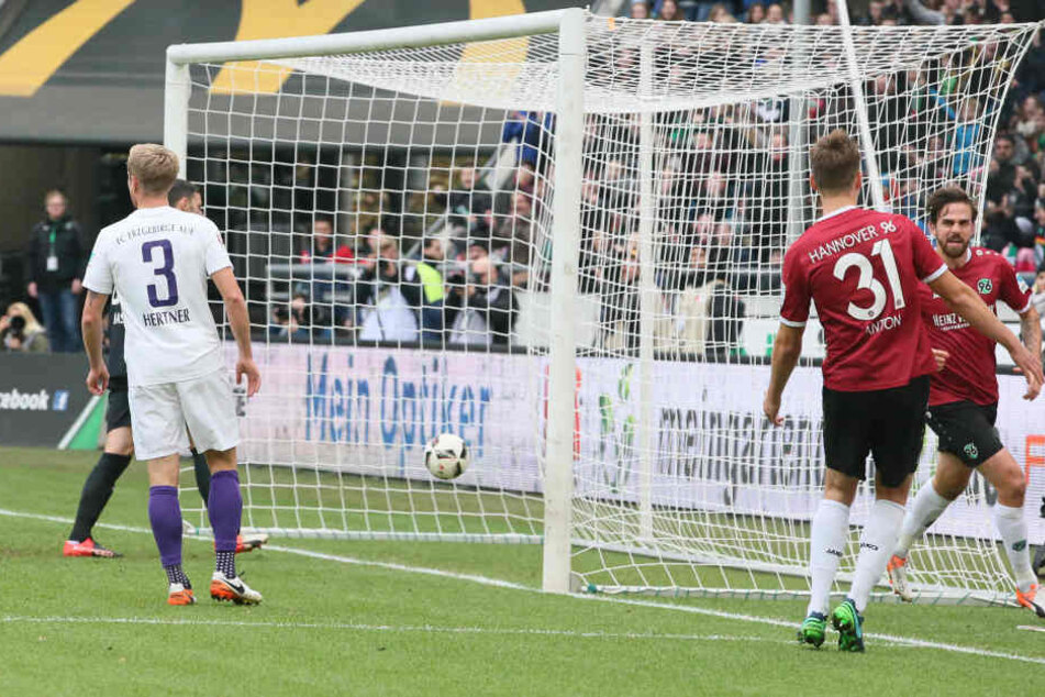 Der Ball zappelt im Netz: Hier kassierte Aue gerade das 0:1.