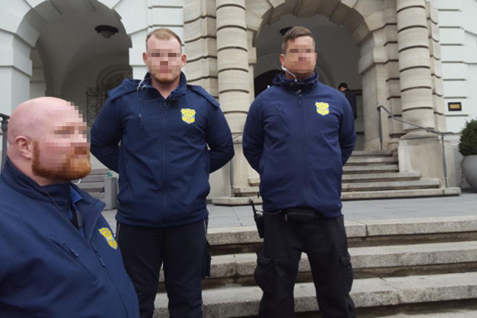 Die drei Security-Männer bewachen mittlerweile das Herforder Rathaus.