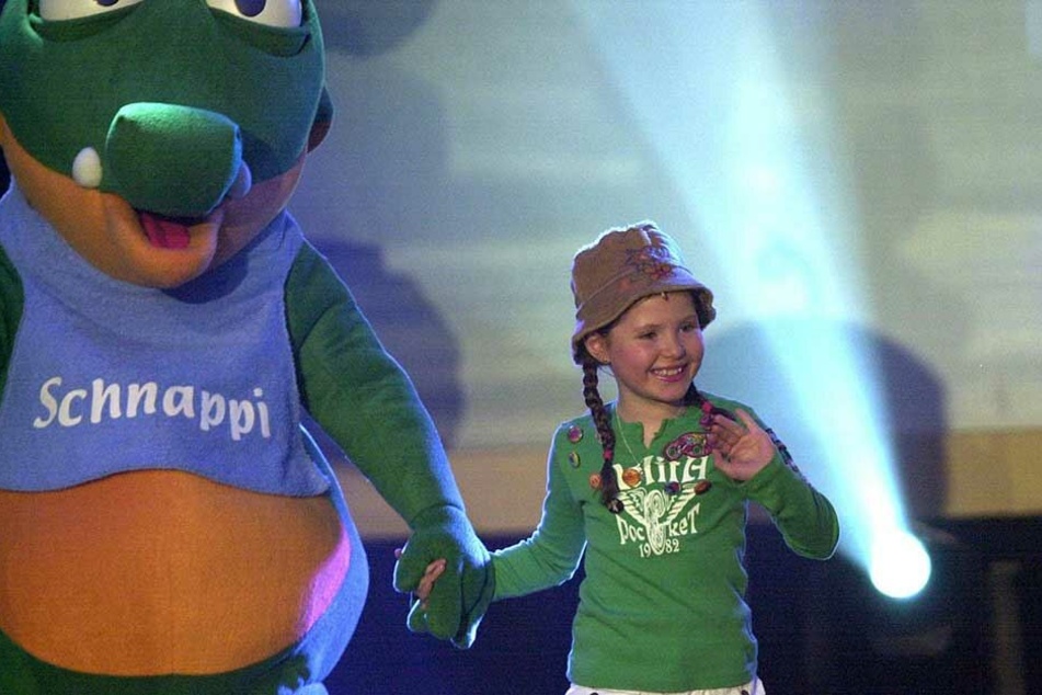 Joy Gruttmann während der der Aufzeichnung der Sat1-Show "Die Superfans" mit Schnappi dem Krokodil an der Hand (2005).