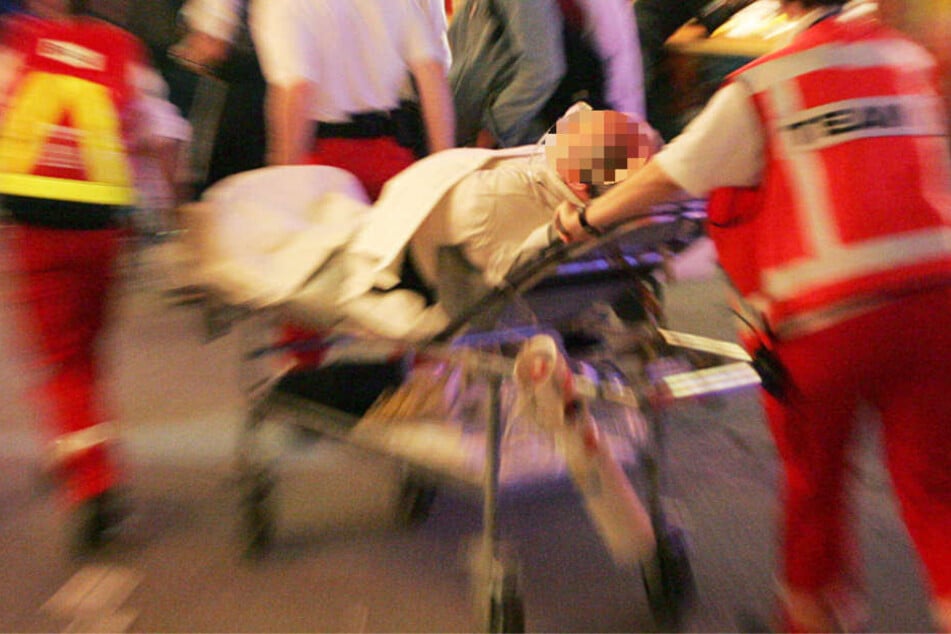 Der 36-jährige Syrer wurde in ein Krankenhaus gebracht und operiert (Symbolbild).