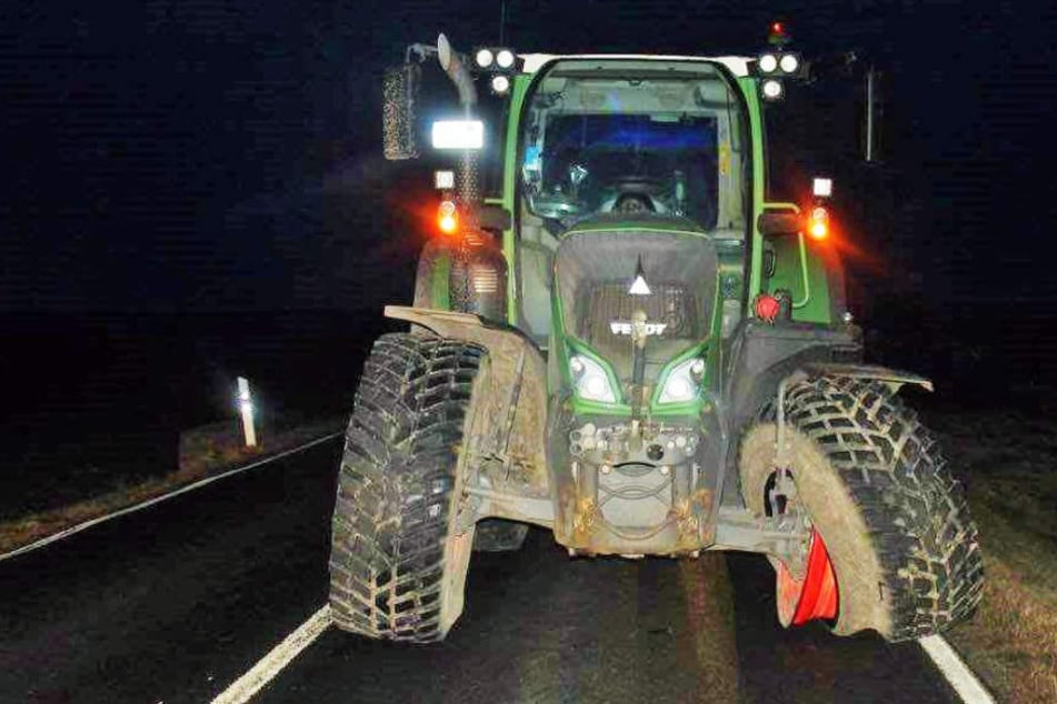 Der Traktor wurde bei dem Unfall schwer beschädigt.