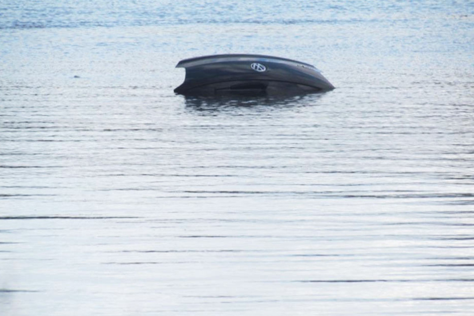 Und da war das Auto versunken: Wie eine Walflosse ragte das Kofferraumverdeck des VW aus der Elbe hinaus.