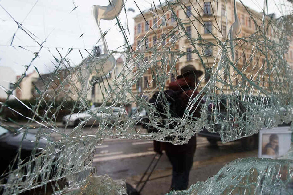 Ein zerstörtes Fenster in Leipzig-Connewitz. Dort hatten im Januar 2016 rechte Schläger den Stadtteil überfallen.