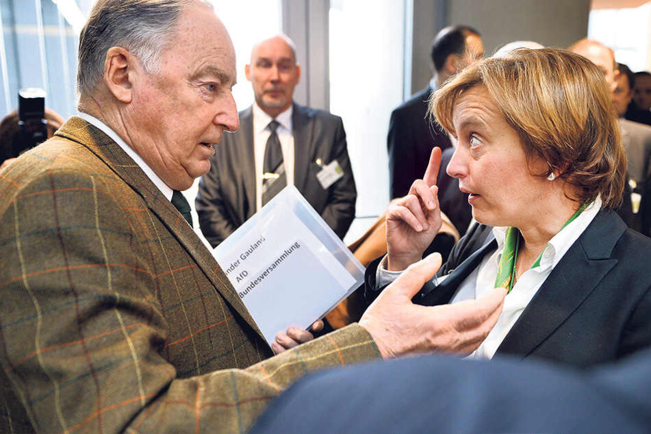 Hatten schon bessere Werte: AfD-Vize Beatrix von Storch (45, r.)
und Parteifreund Alexander Gauland (76).