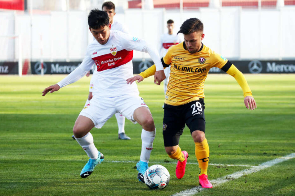 Dynamos Sascha Horvath im Zweikampf mit Stuttgarts Wataru Endo.