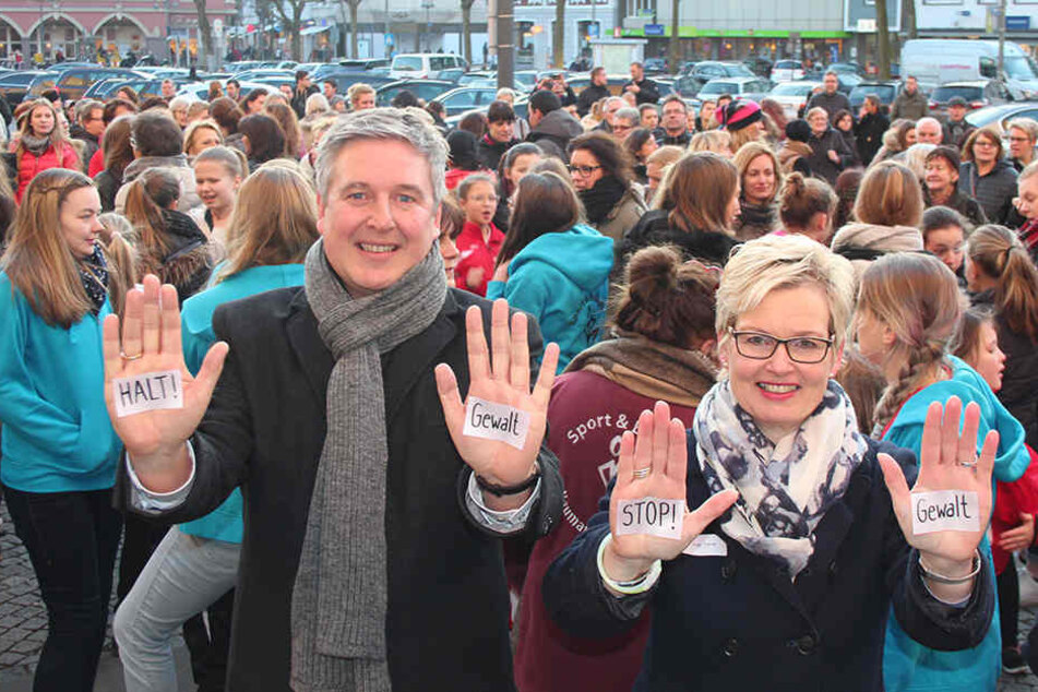 Zeichen gegen Gewalt an Frauen: Bürgermeister Henning Schulz und Gleichstellungsbeauftragte Inge Trame.