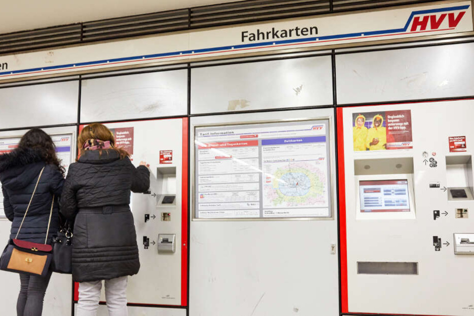 Zwei Frauen kaufen Tickets am HVV-Fahrkartenautomat. (Archivbild)