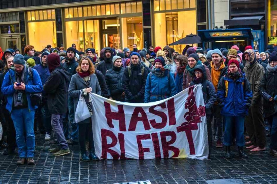 Am 24. November hatten sich zahlreiche "Hasi"-Freunde in Halle versammelt, um gegen die Räumung zu demonstrieren.