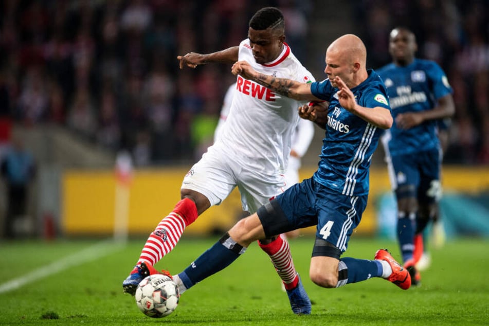HSV-Abwehrkante Rick van Drongelen grätscht Kölns Angreifer Jhon Cordoba den Ball ab.