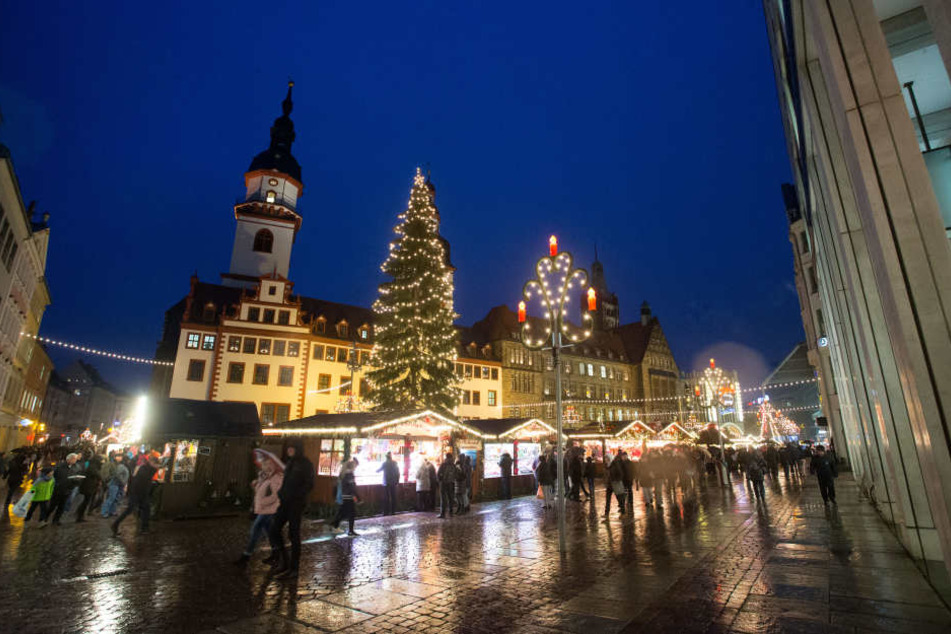 800 Lampen bringen die 70 Jahre alte Fichte auf dem Neumarkt zum Leuchten. Bis zum 23. Dezember darf in Chemnitz Glühwein geschlürft werden.