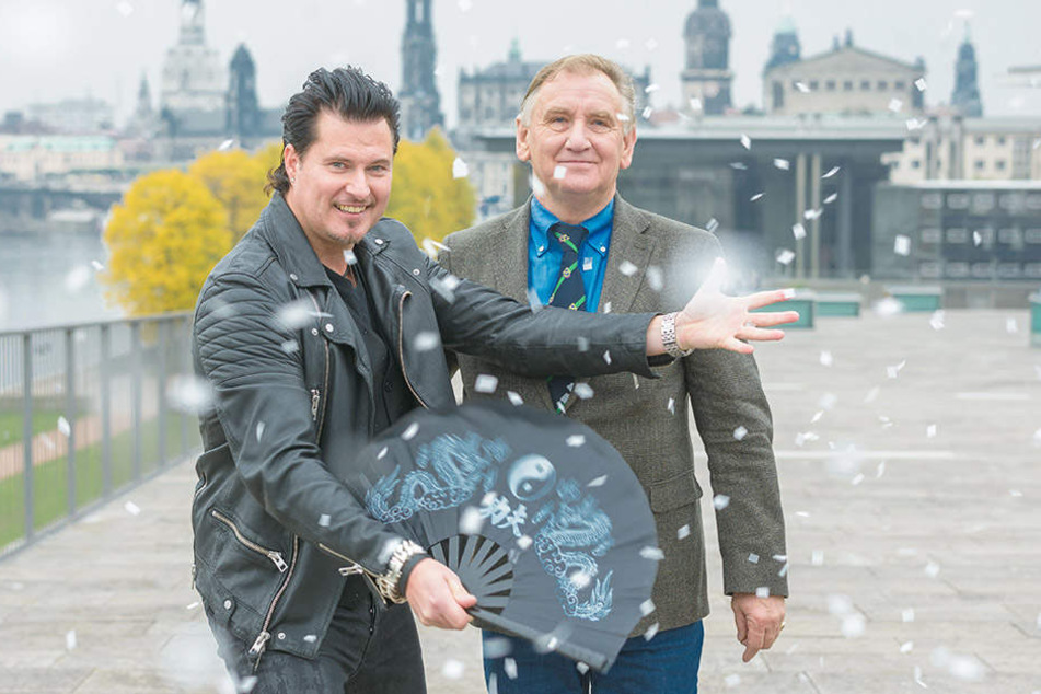 Magier Christian Farla (46) zaubert für Weihnachts-Circus-Direktor Mario
Müller-Milano (67) sogar Schneeflocken.