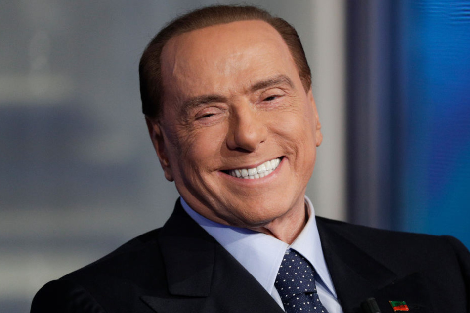 Der italienische Ex-Ministerpräsident Silvio Berlusconi nimmt an der Fernsehensendung des italienischen Staatsfernsehens RAI "Porta a Porta" (Tür zu Tür) teil.